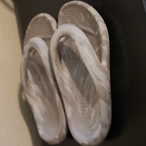 EUC size W6/M4 Mellow Flip flops. Camo color. Crocs